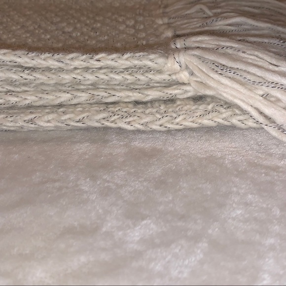 TWO Cream & Gray Scarf - Picture 7 of 8